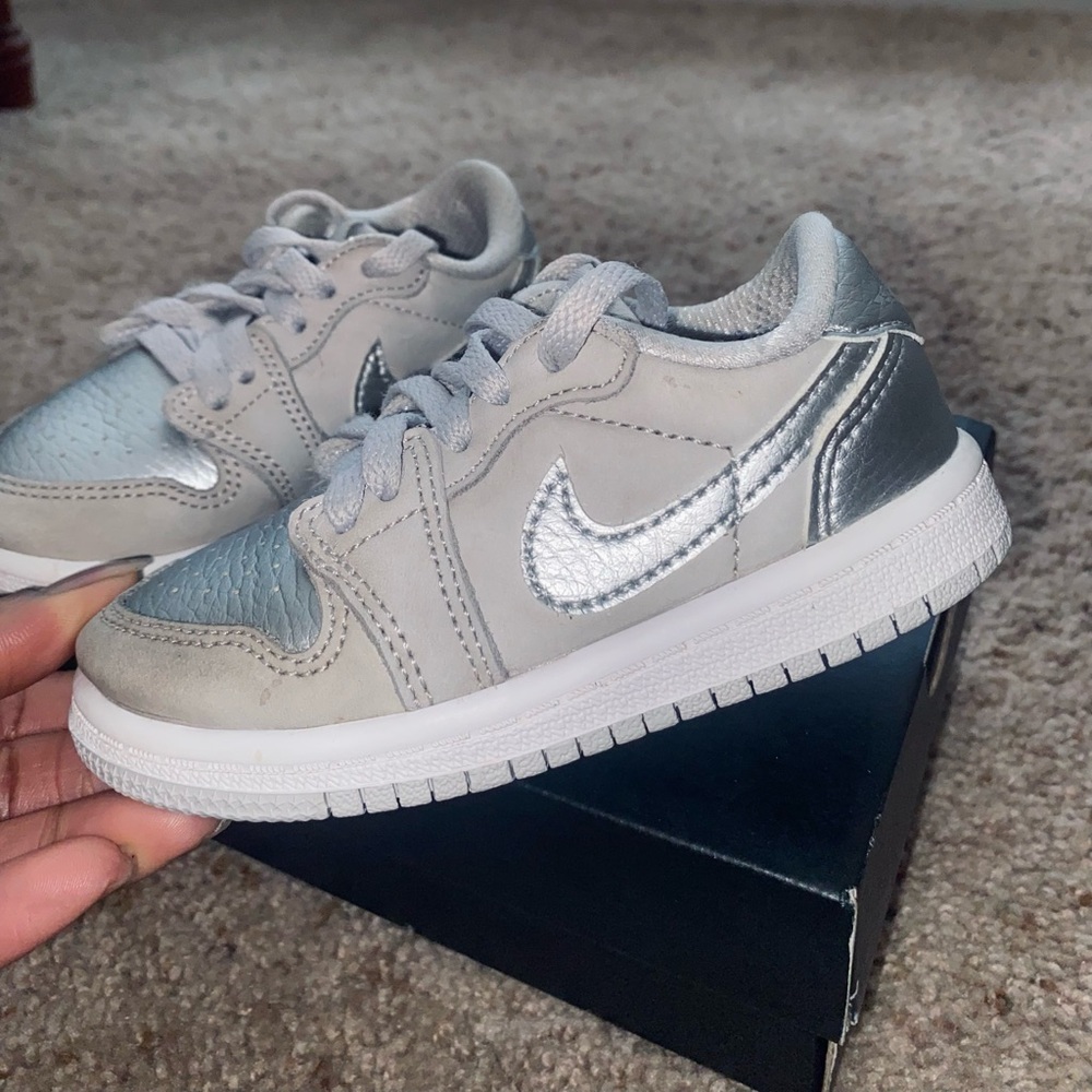 TODDLER KIDS JORDAN AIR JORDAN 1 RETRO LOW OG 'METALLIC SILVER, Size 7C